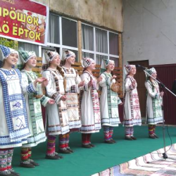 На праздник съехались фольклорные ансамбли со всей округи.  У каждого – свой стиль.  Это знаменитый ансамбль из села Белоево
